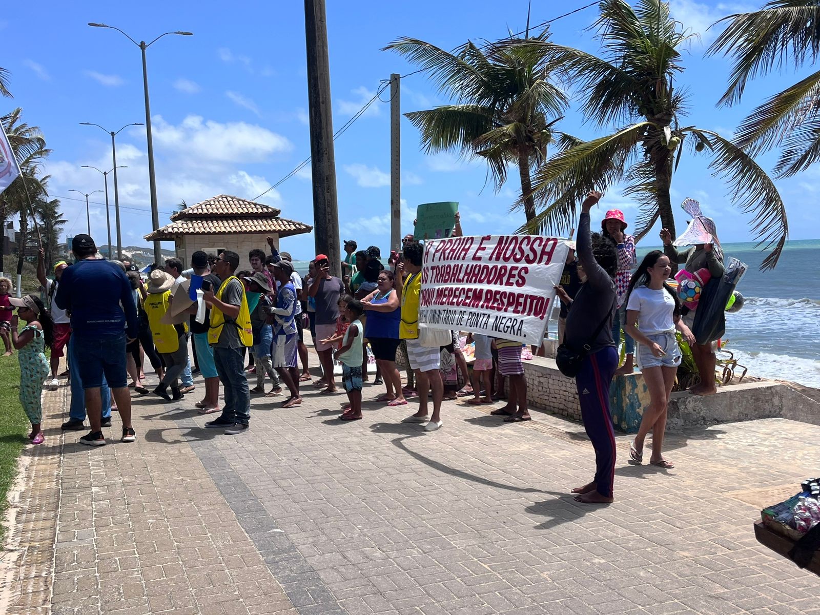 Protesto pede justiça após vendedor ambulante ser baleado por segurança em Ponta Negra