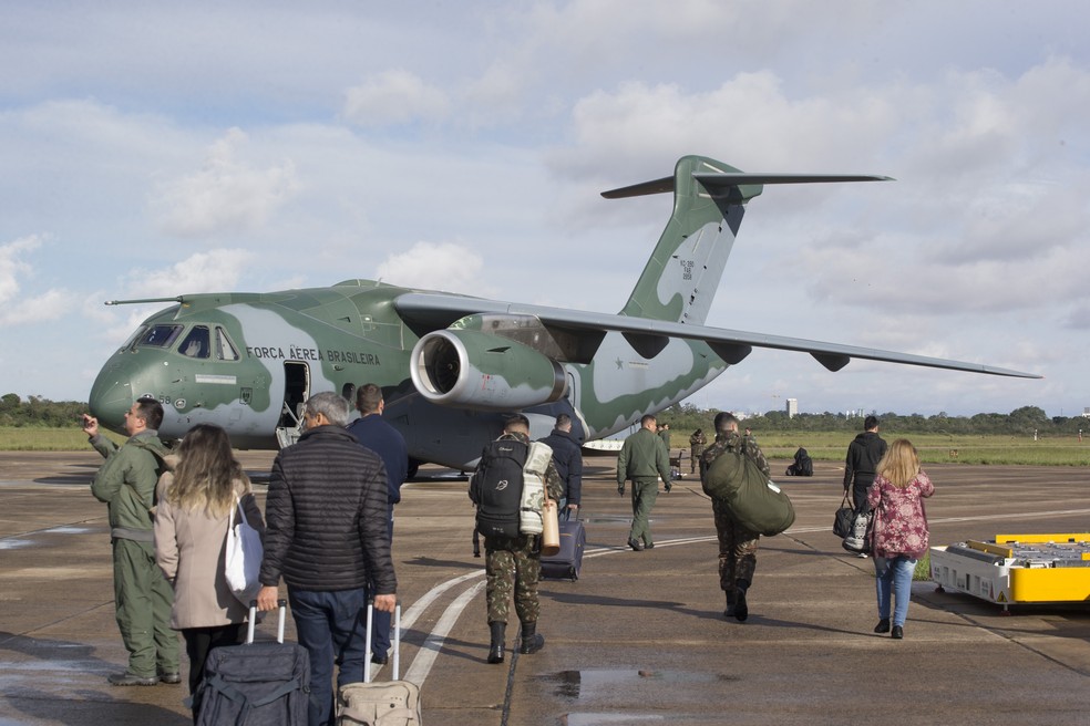 Canoas, no Rio Grande do Sul, nesta sexta- feira, 17 de maio de 2024. Do local, partem helicópteros de resgate e pousam voos com ajuda humanitária aos desabrigados pelas enchentes. Cerca de 70 mil casas na cidade de Canoas estão submersas após a inundação histórica que atingiu o estado. — Foto: MISTER SHADOW/ASI/ESTADÃO CONTEÚDO