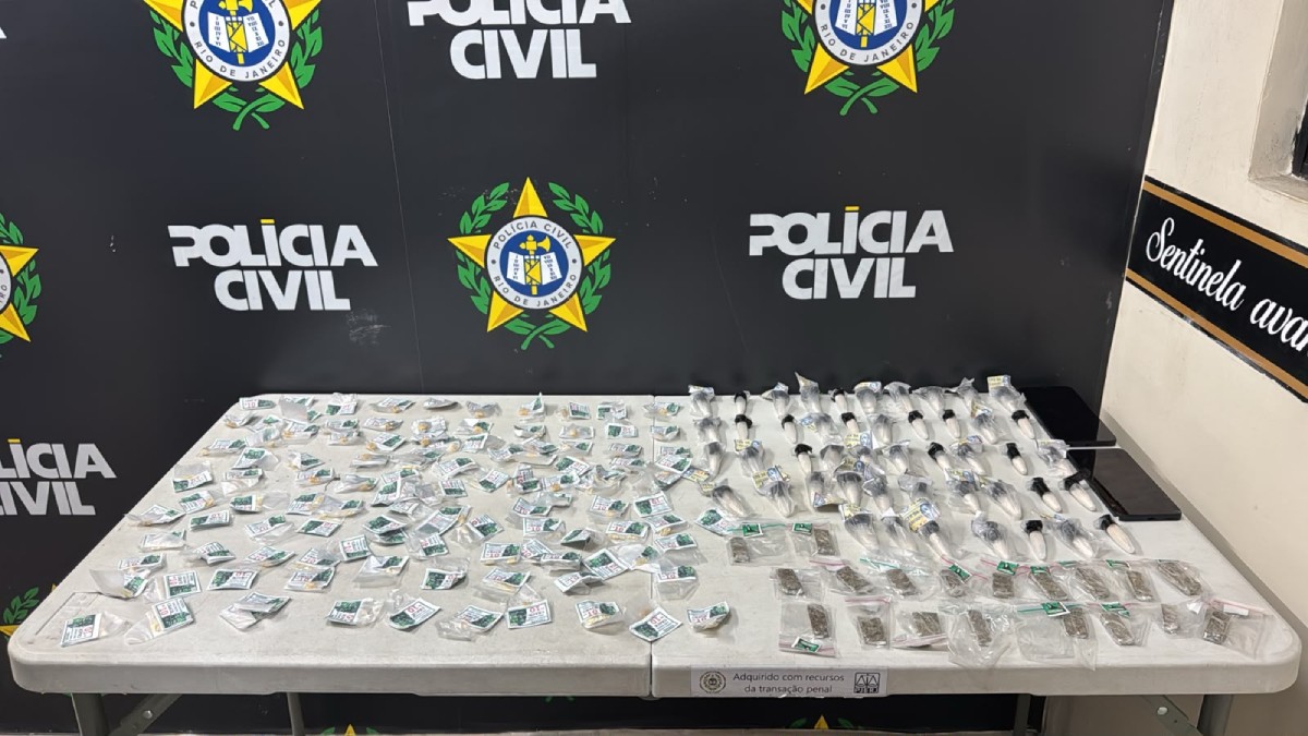 Adolescente é apreendido e homem é preso com drogas em Volta Redonda