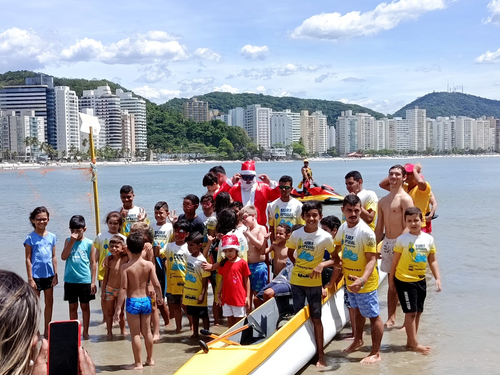 
Papai Noel chega de canoa havaiana e leva magia a crianças com deficiência no litoral de SP; VÍDEO