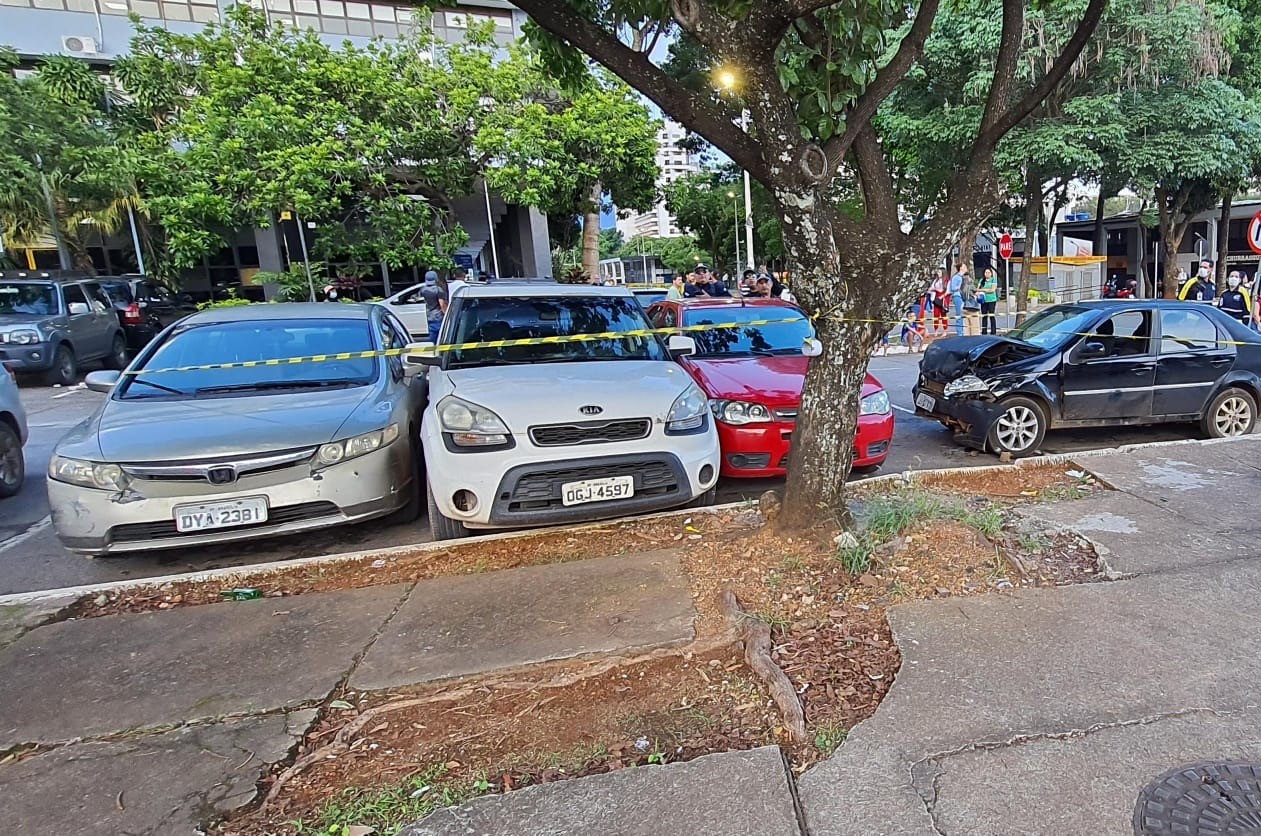 Motorista passa mal, bate em cinco carros e morre na região central de Brasília