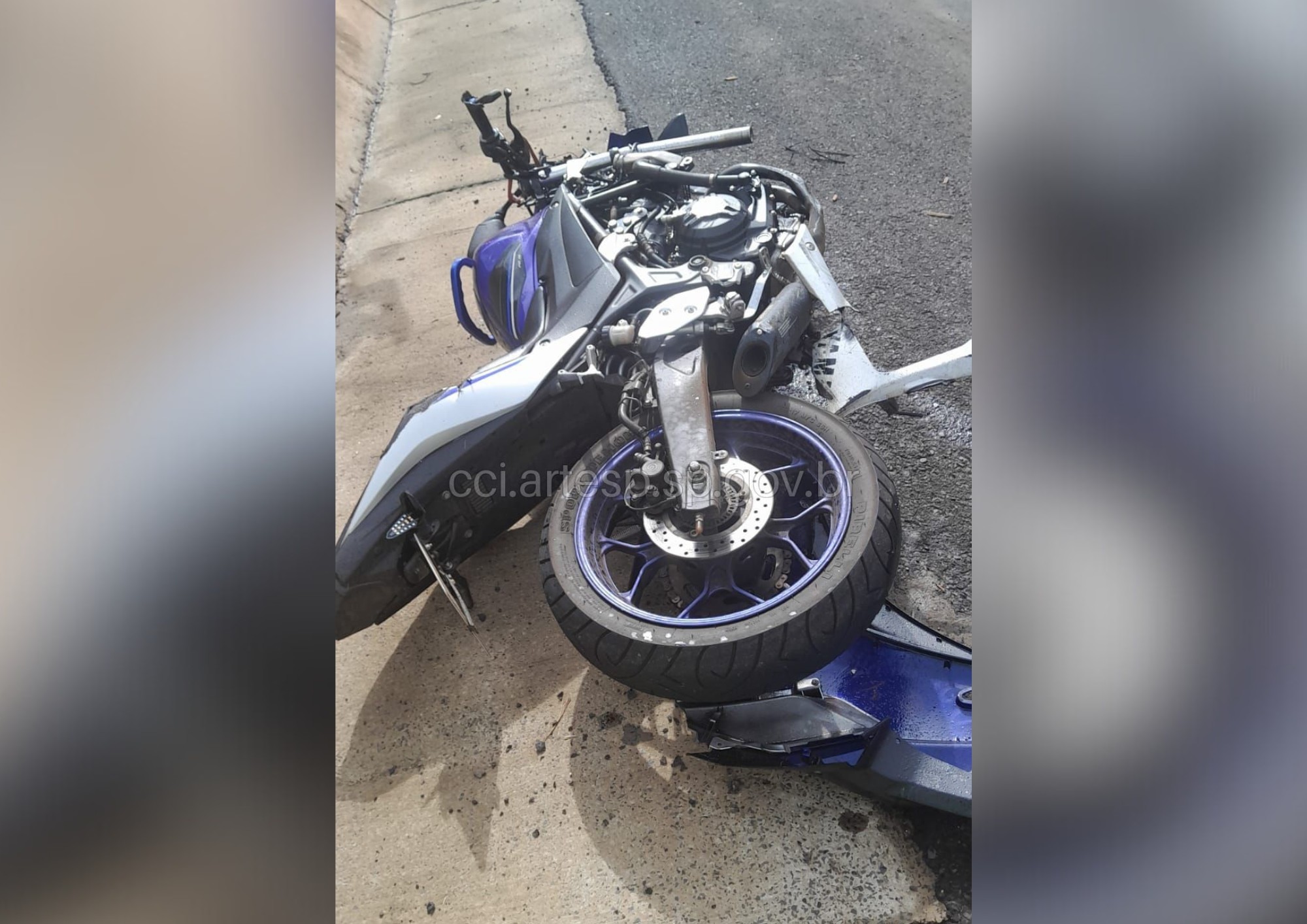 Mulher morre após perder controle de moto, bater em defensa metálica e cair em rodovia no interior de SP