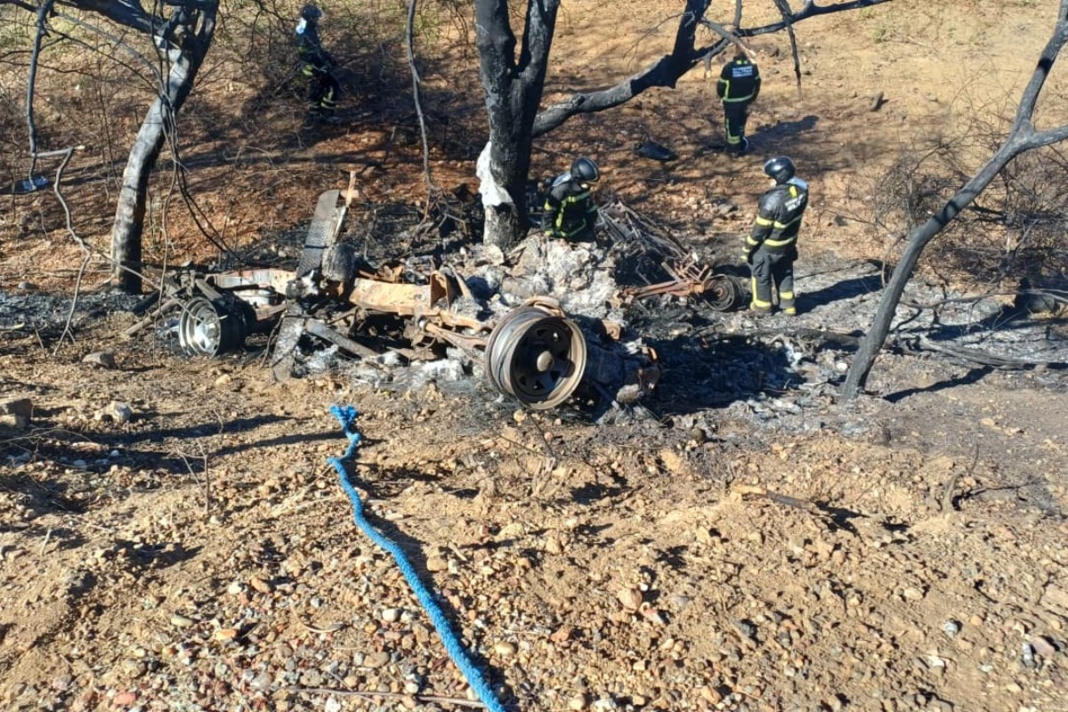 Van cai em ribanceira e pega fogo após colisão com moto na BR-232; quatro morreram e seis ficaram feridos