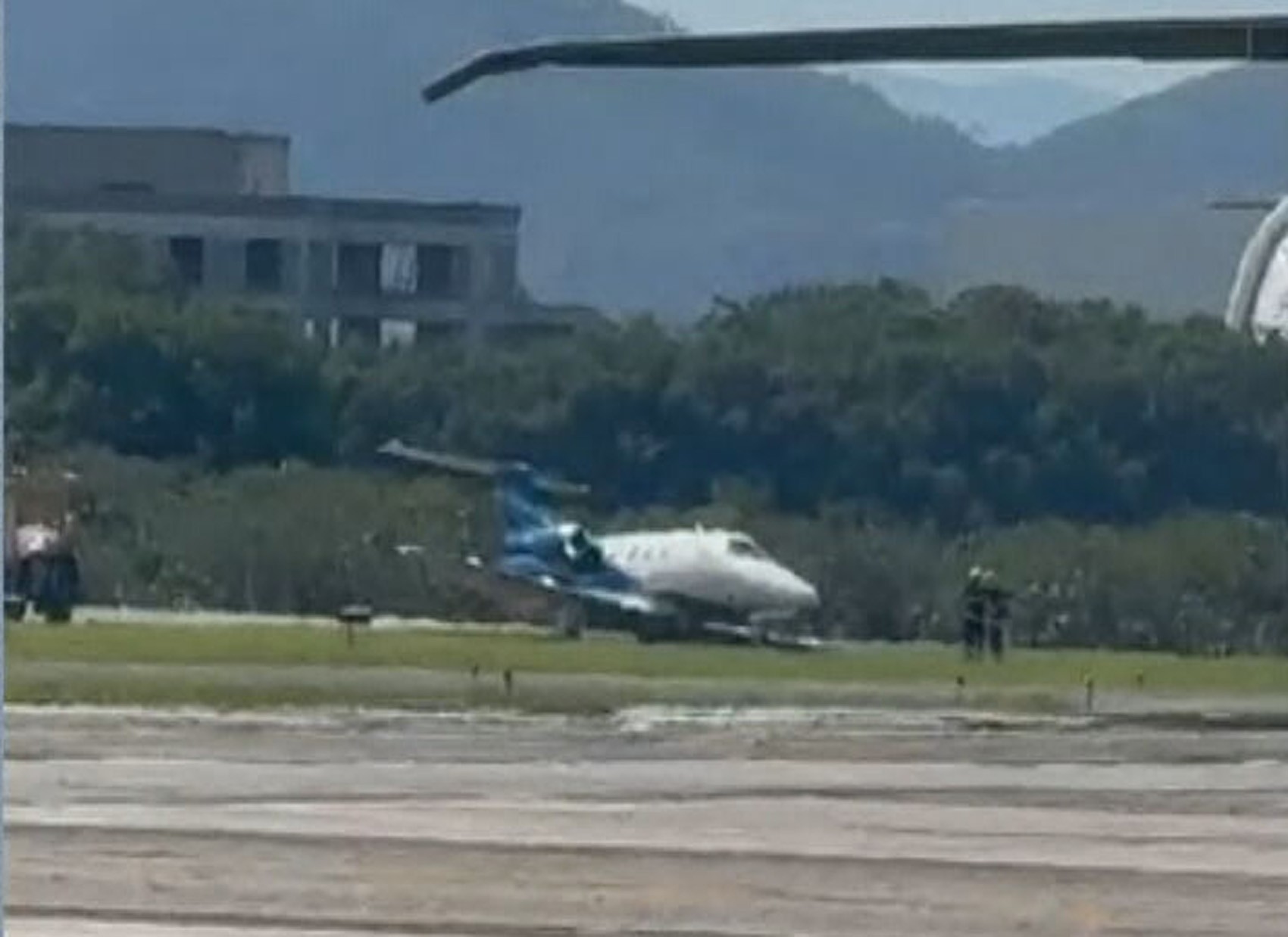 Jato executivo sai da pista durante pouso no Aeroporto de Jacarepaguá