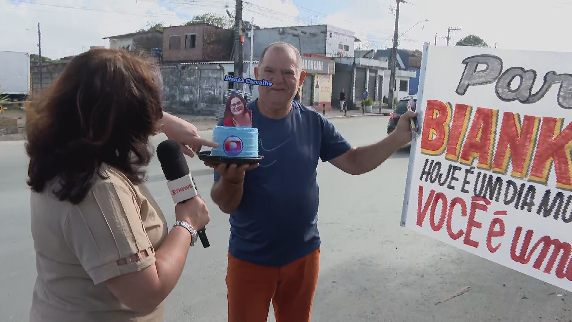 Repórter da Globo ganha bolo de aniversário durante reportagem ao vivo; VÍDEO