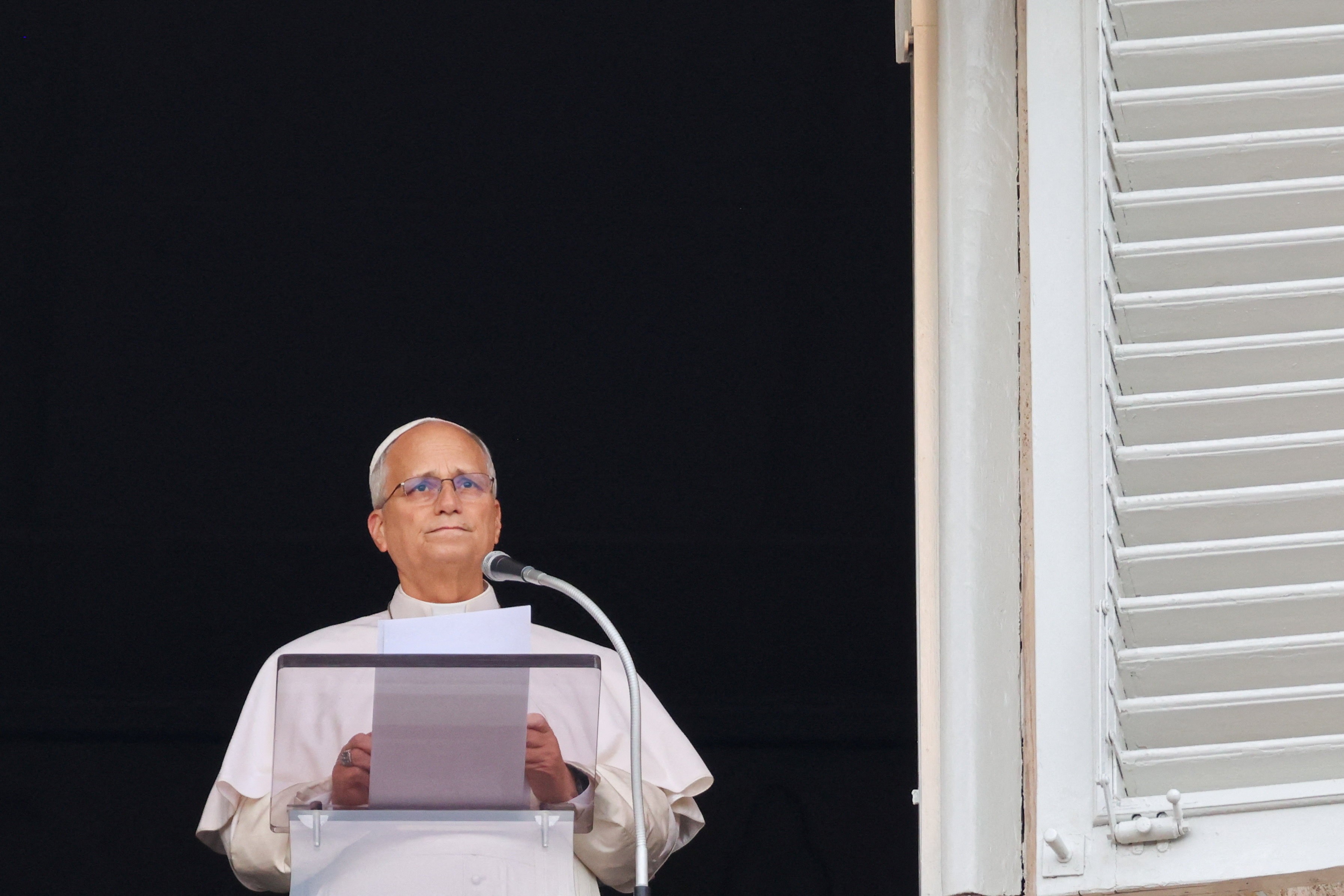 Papa Leão XIV conduz oração no Vaticano um dia após deixar hospital e diz que vai retomar suas atividades