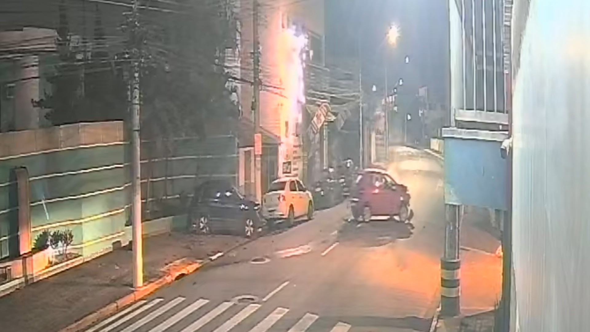 VÍDEO: carro perde controle e provoca estouro em poste após atingir veículos em Suzano