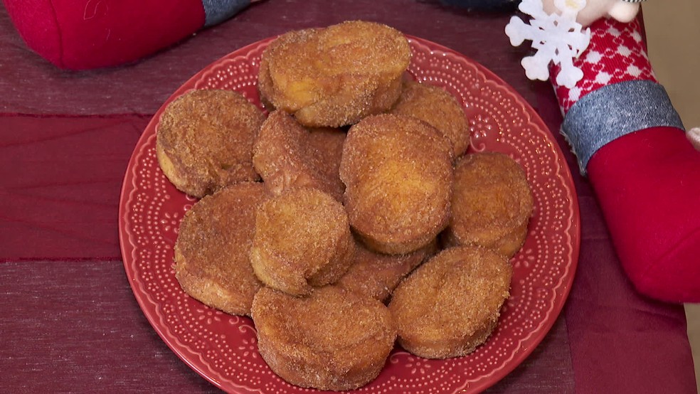 Rabanada leva mistura de canela e açúcar. — Foto: Reprodução/TV Globo