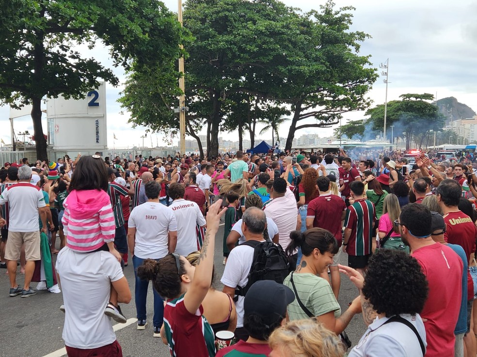 Tricolores se concentram em frente ao Fun Fest, em Copacabana — Foto: Raoni Alves/g1