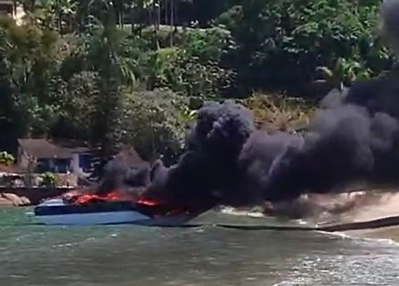 VÍDEO: Embarcação fica em chamas no Perequê-Mirim, em Ubatuba, SP