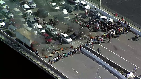 VÍDEO: protesto fecha ponte e provoca engarrafamento perto de shopping na Zona Sul do Recife  - Programa: G1 PE 