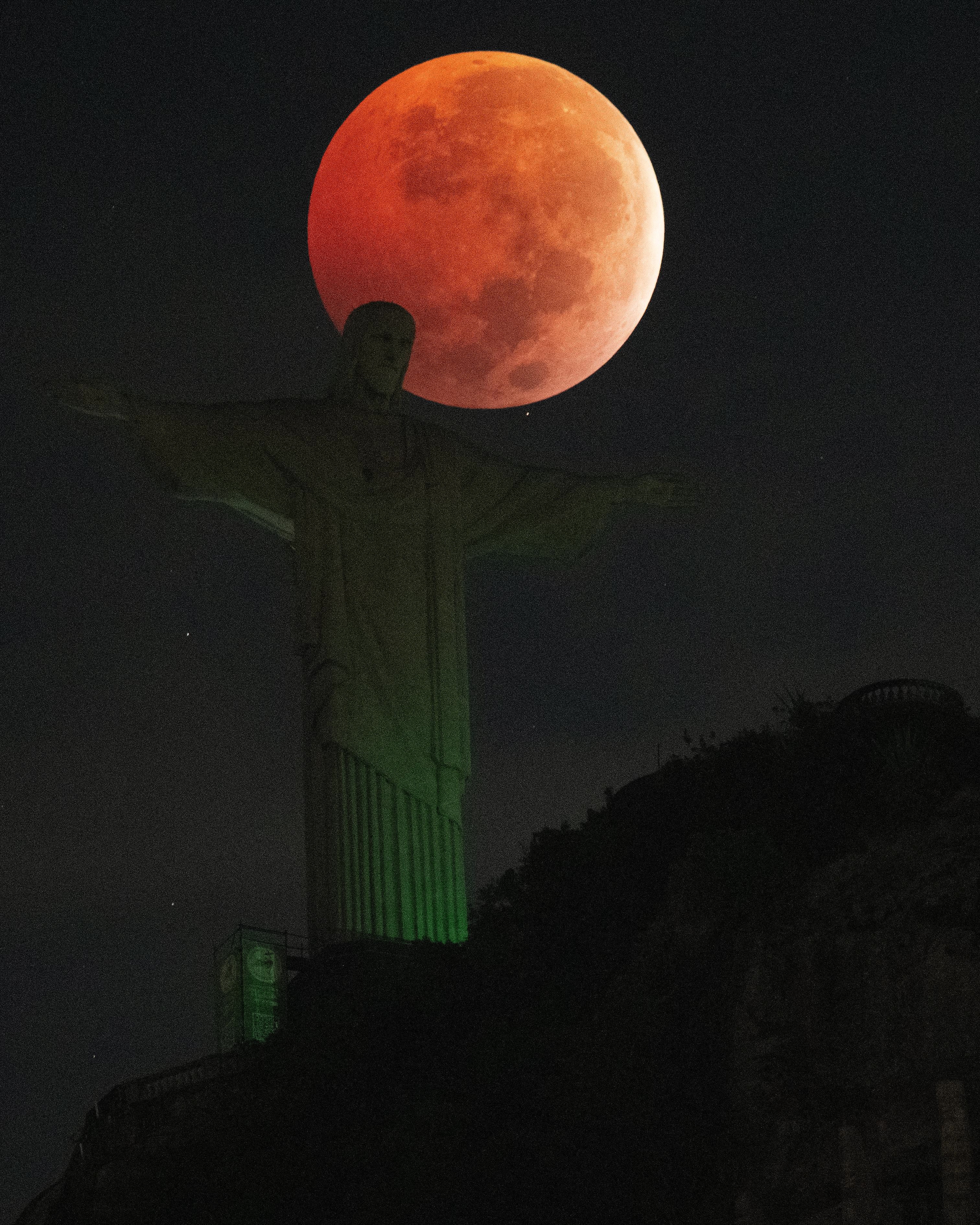 ‘Lua de Sangue’ no Cristo: cariocas clicam o eclipse total da Lua sob paisagens do Rio