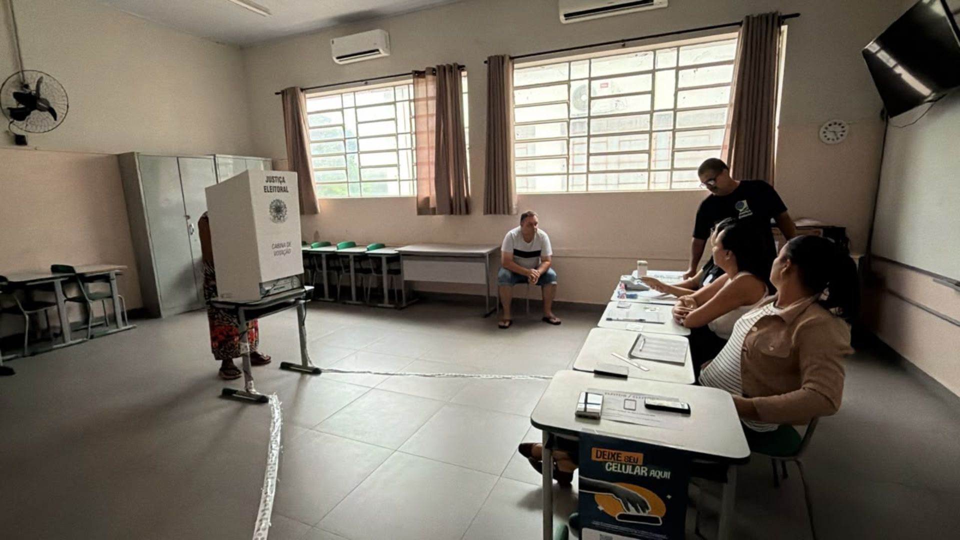 Menor colégio eleitoral do país fica sem energia e urnas funcionam a bateria em Borá