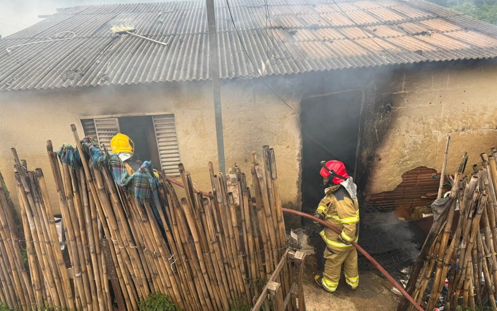 Casa abandonada pega fogo em São Lourenço, MG — Foto: Corpo de Bombeiros
