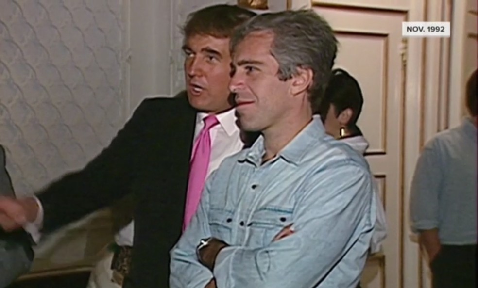 Donald Trump aparece em uma festa ao lado de Jeffrey Epstein. — Foto: Reprodução/Netflix