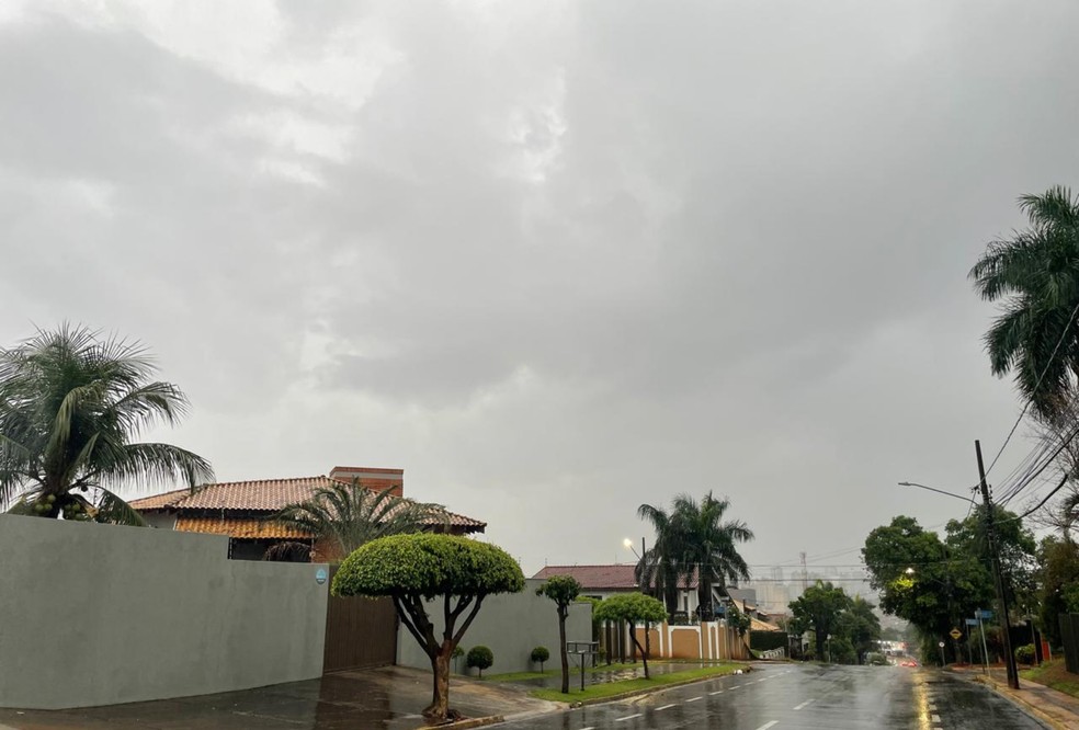 Calor de até 37°C dá lugar a chuva e temperaturas mais amenas neste sábado em MS — Foto: Ingrid Rocha, TV Morena