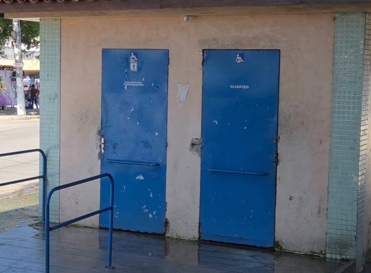 Comerciantes denunciam condições precárias de banheiros sob ponte em Campos