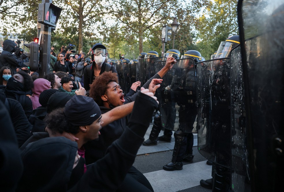 Policiais usando equipamento de controle de distúrbios ficam de prontidão diante de manifestantes durante protestos nacionais em Paris, na França. — Foto: Pedro Nunes / Reuters