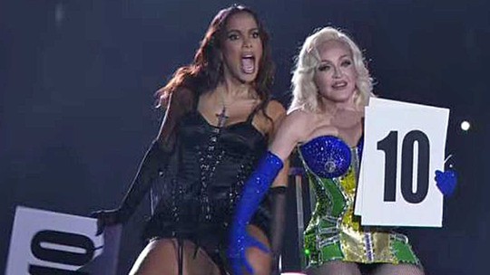 Anitta sobe ao palco de Madonna durante 'Vogue' - Foto: (Reprodução / Globo)