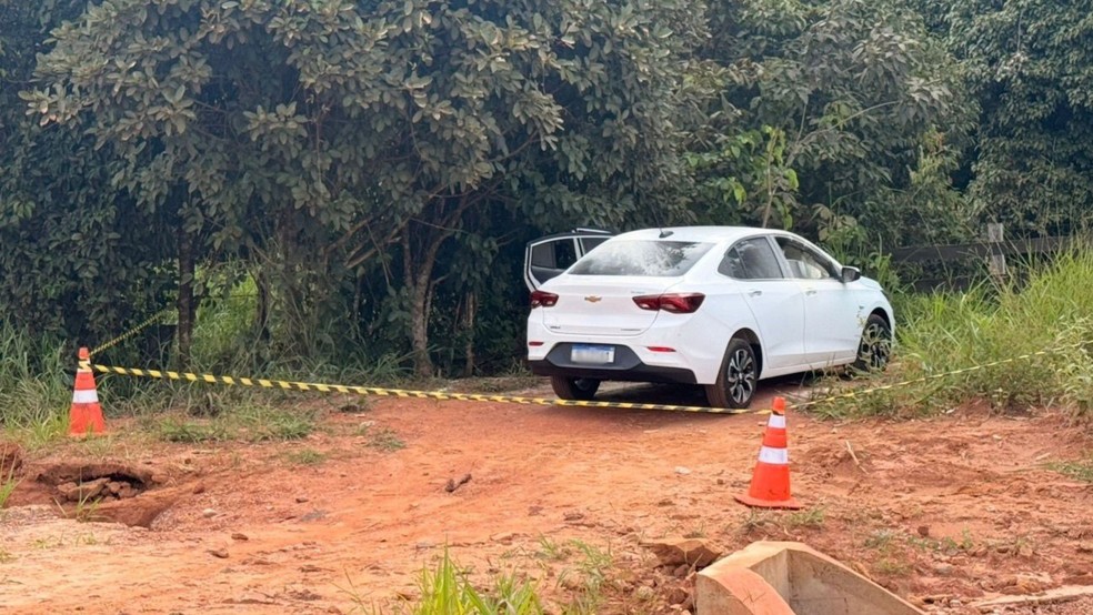 Carro onde foi encontrado o corpo da vendedora de joias Mauzira Borges Dutra Ferreira, de 61 anos &mdash; Foto: Reprodu&ccedil;&atilde;o/ Espig&atilde;o Not&iacute;cias