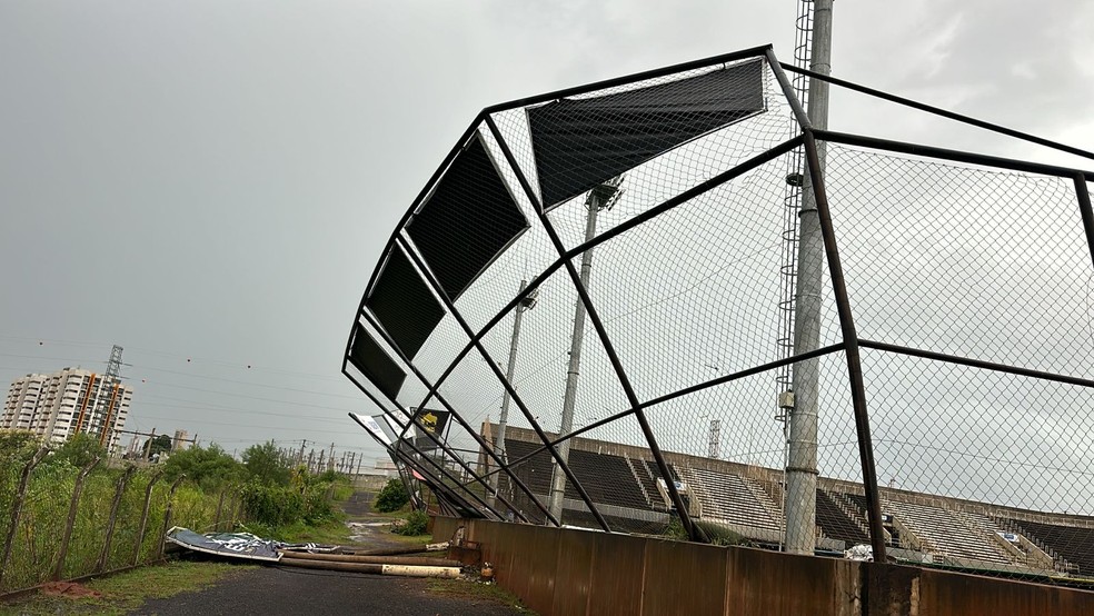 Alambrado caiu por conta da chuva na Arena Plínio Marin em Votuporanga (SP) — Foto: Reprodução / Whatsapp
