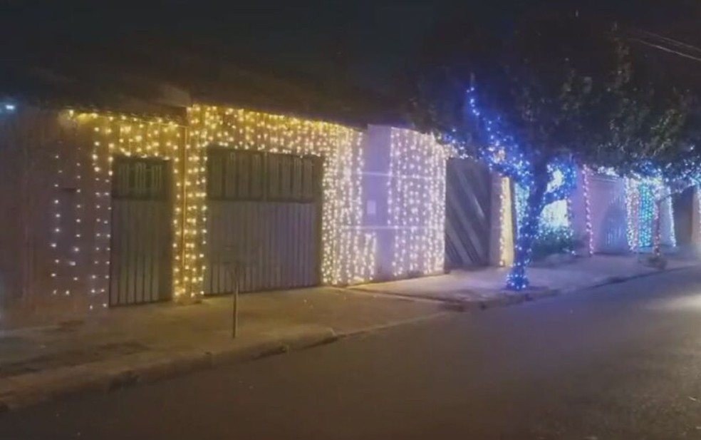 Casas vizinhas dos irmãos são iluminadas em todo Natal em Jaú — Foto: TV TEM/ Reprodução