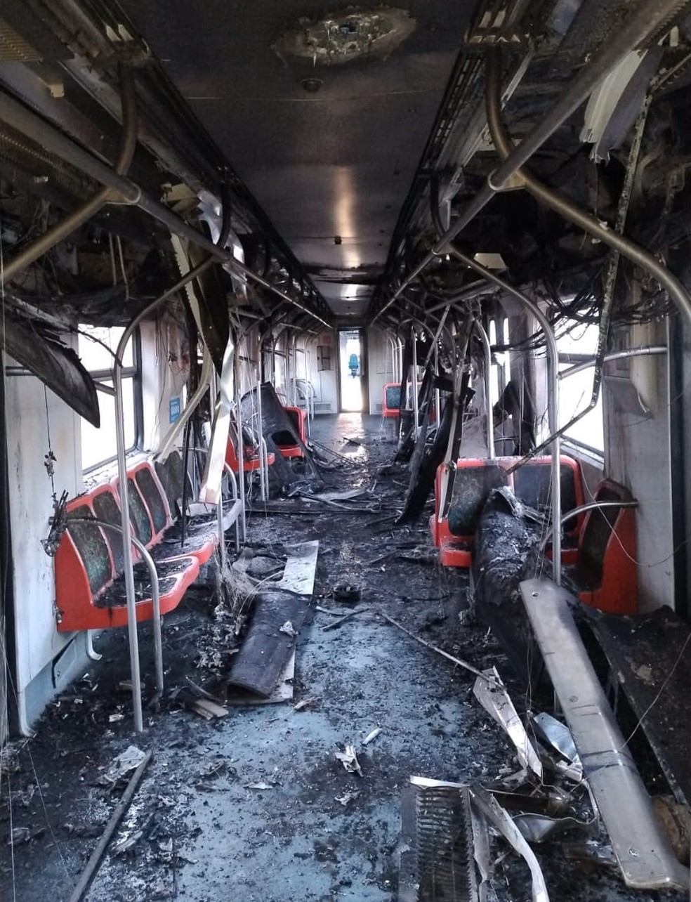 Trem fica carbonizado por dentro depois de explosão registrada na Linha 12-Safira da Trivia Trens nesta quinta-feira (23). — Foto: Reprodução/TV Globo