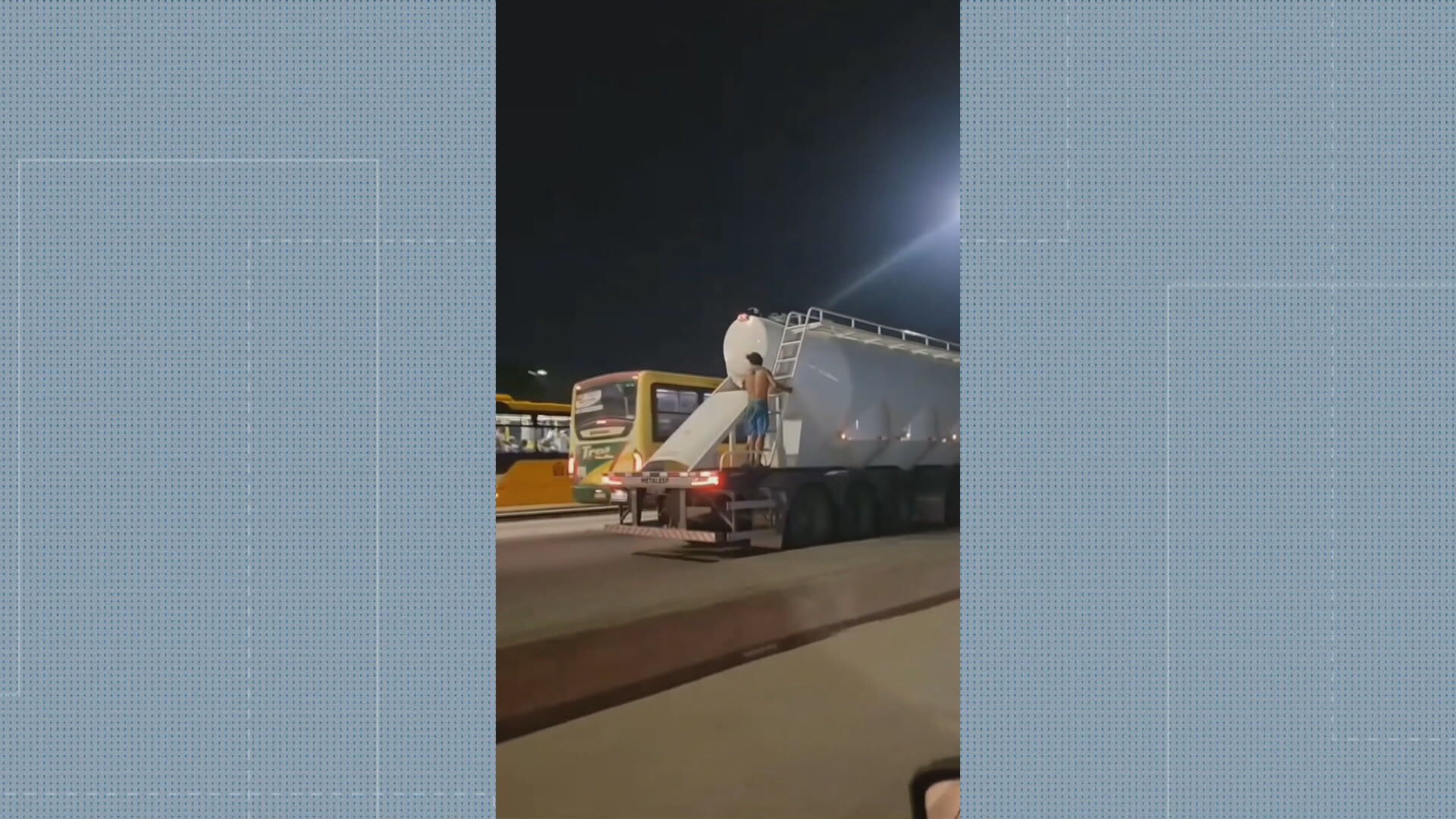 Homem se pendura em caminhão em movimento e segue 'viagem' pela Avenida Brasil