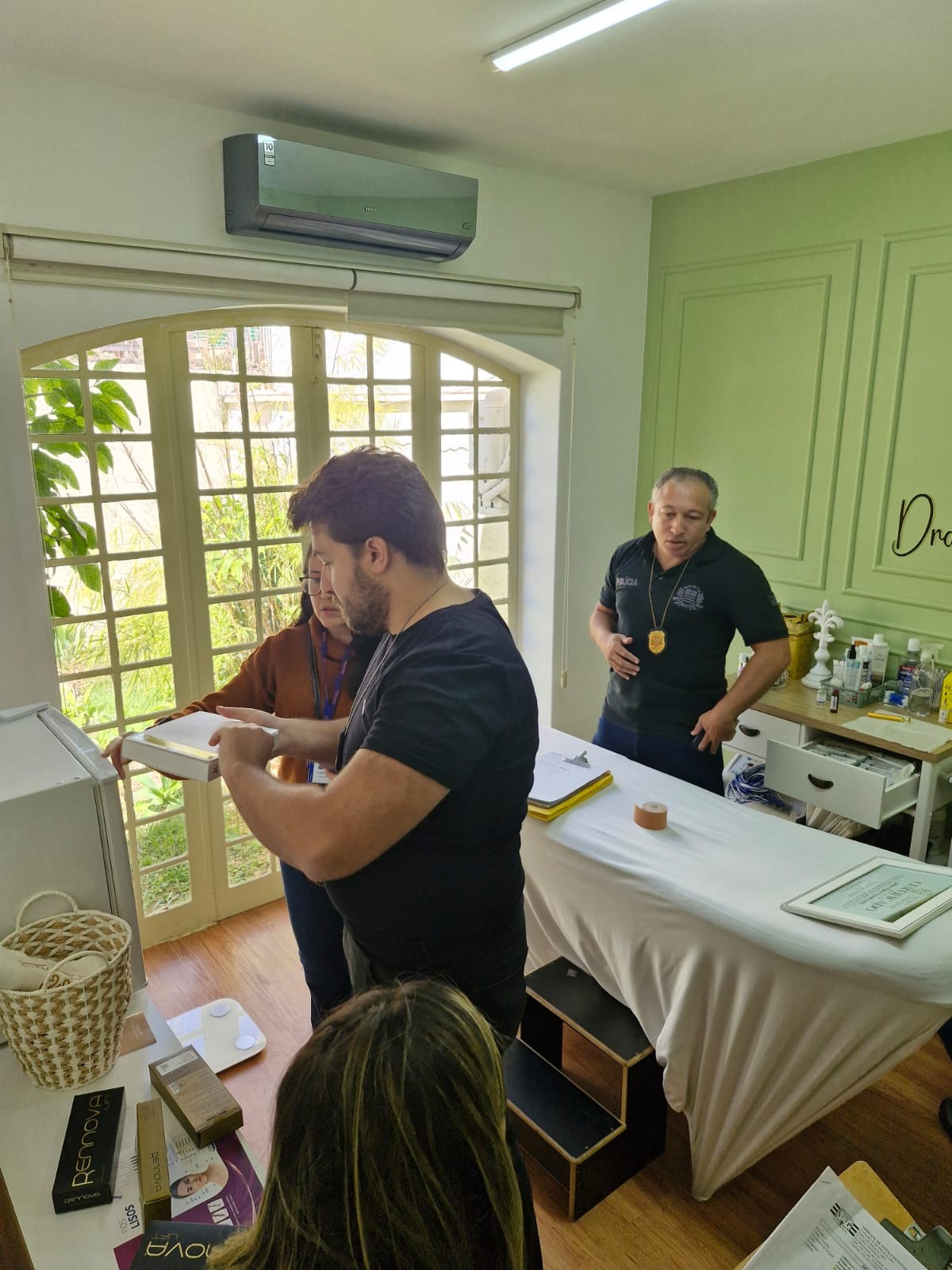 Veterinária é presa por atuar em clínica de estética clandestina e vender remédios para emagrecer sem receita em Piracicaba 