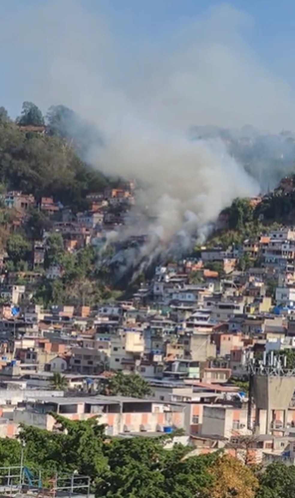 Incêndio atinge o Complexo do Alemão — Foto: Reprodução