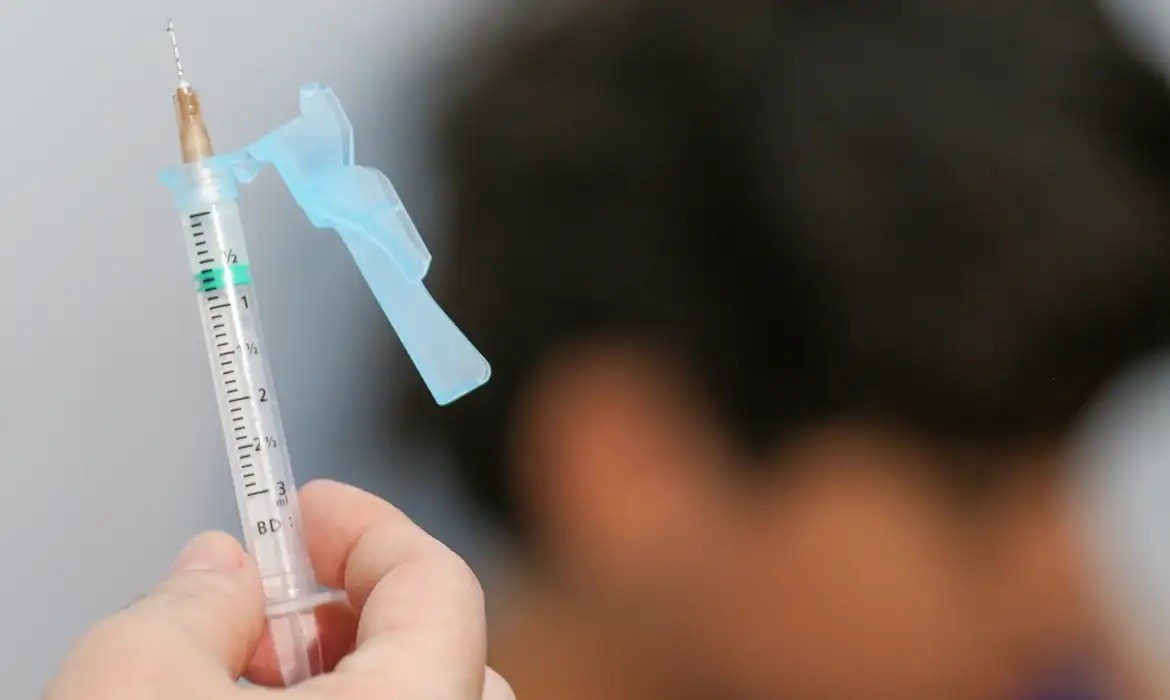 Vacinação contra a dengue para crianças de 10 a 14 anos começa em Varginha; confira unidades de saúde