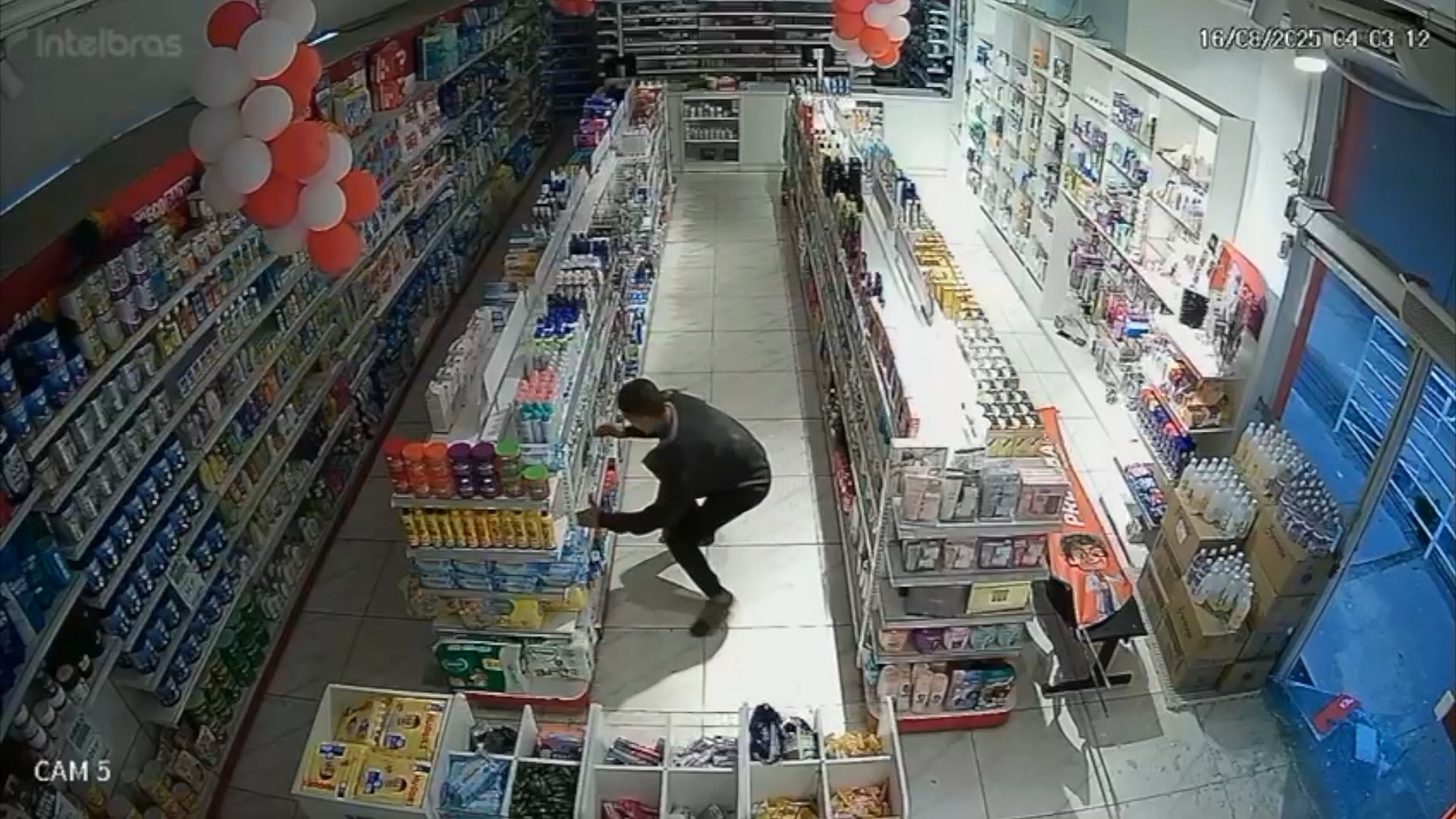 VÍDEO: dupla arromba farmácia e furta produtos e bicicleta em Vila Velha