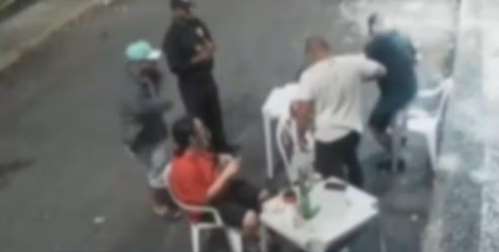 Homem agredido com socos e chutes por policial em bar na BA relata medo de sair de casa — Foto: Reprodução/TV Bahia