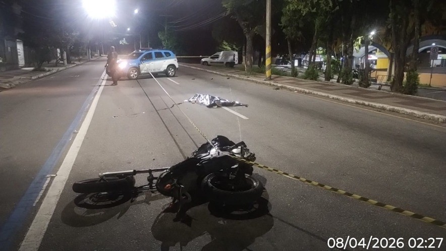 Motociclista morre e mulher fica ferida durante acidente em Volta Redonda 