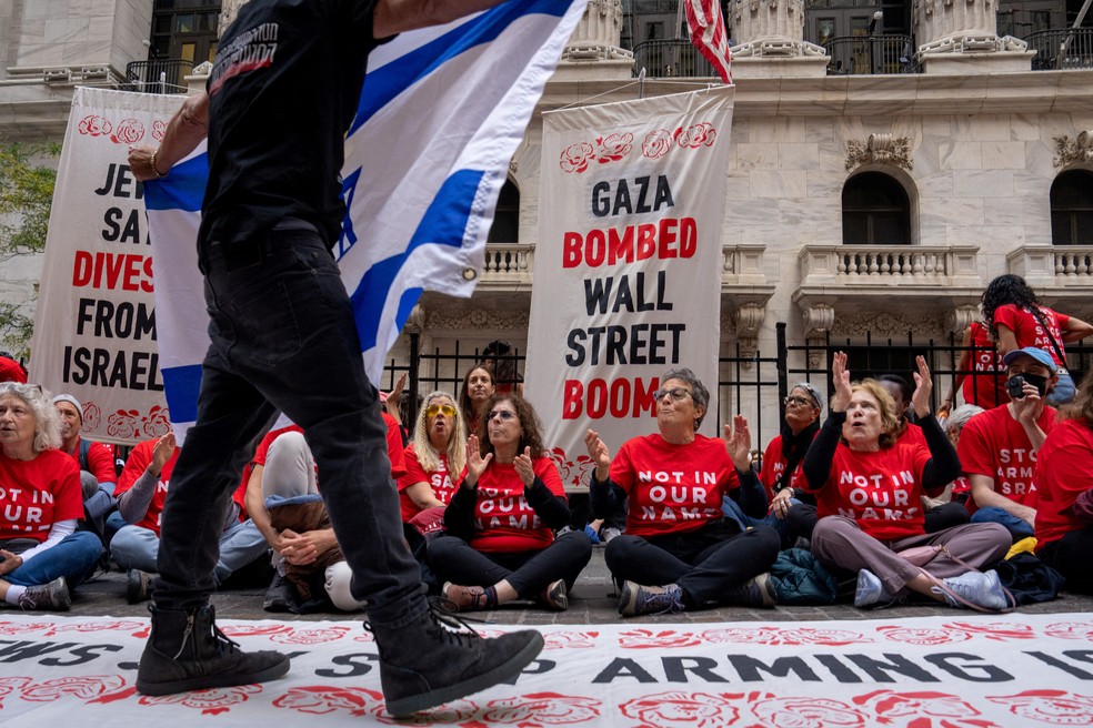 Manifestantes pró-Israel interrompem manifestantes pró-Palestina na Bolsa de Valores de Nova York durante um protesto sobre a guerra em curso entre Israel e Hamas — Foto: David Dee Delgado/Reuters