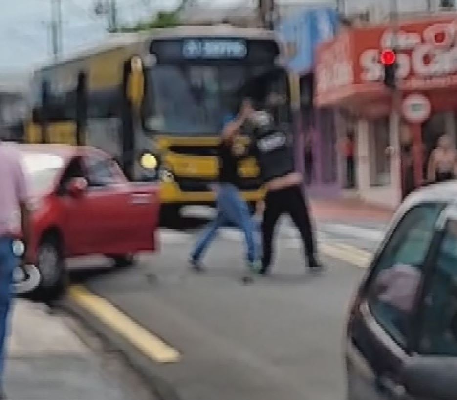 VÍDEO: motorista é esfaqueado após discussão por dívida de danos de acidente em São Carlos