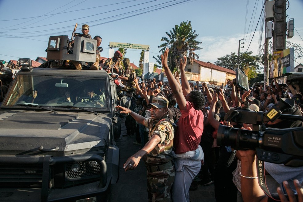Grupos de soldados de Madagascar se juntaram a milhares de manifestantes na capital em 11 de outubro de 2025, após anunciar que recusariam qualquer ordem de atirar nos manifestantes. — Foto: LUIS TATO / AFP