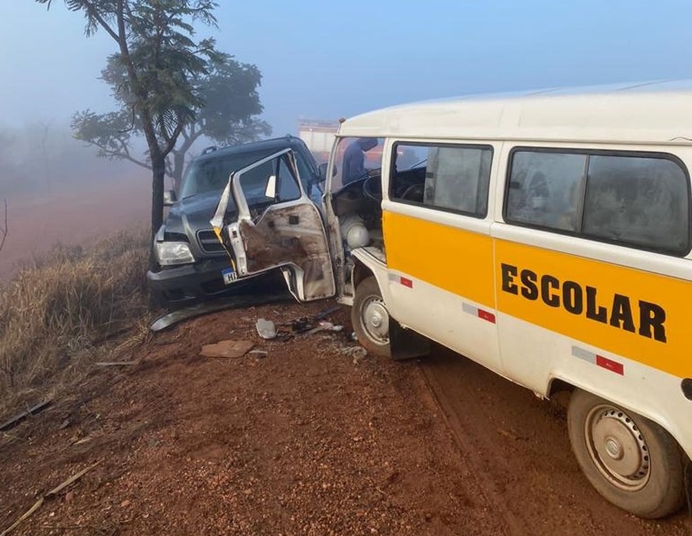 Van com cinco alunos atravessa pista e bate em caminhonete na MG-190, em Sacramento