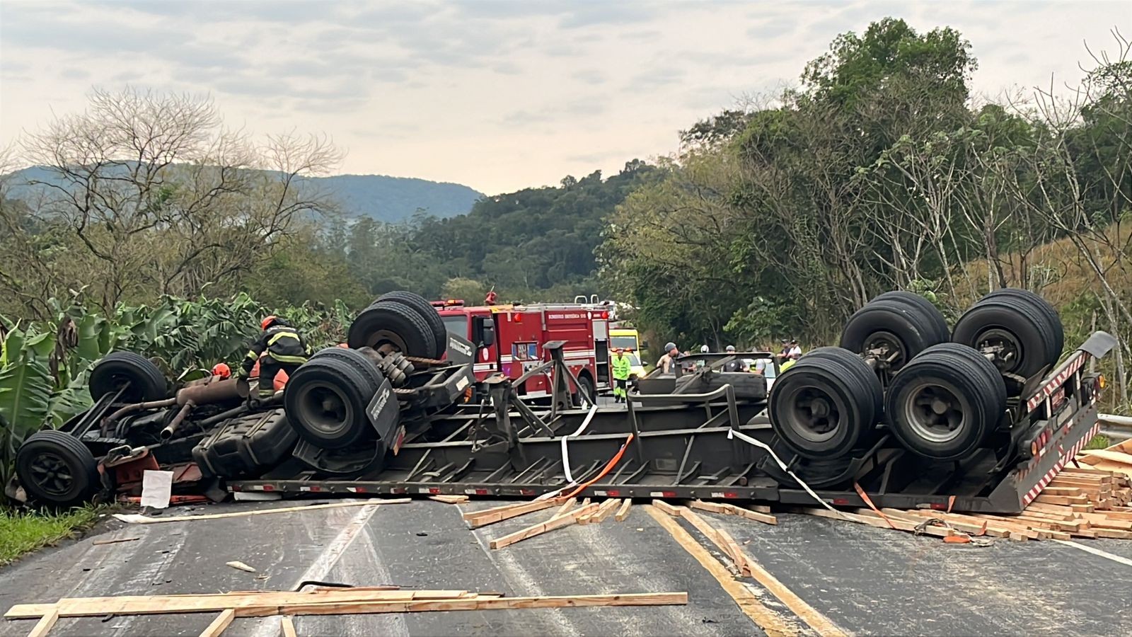 Motorista morre após carreta com madeira capotar na rodovia Pe. Manoel da Nóbrega; VÍDEO 