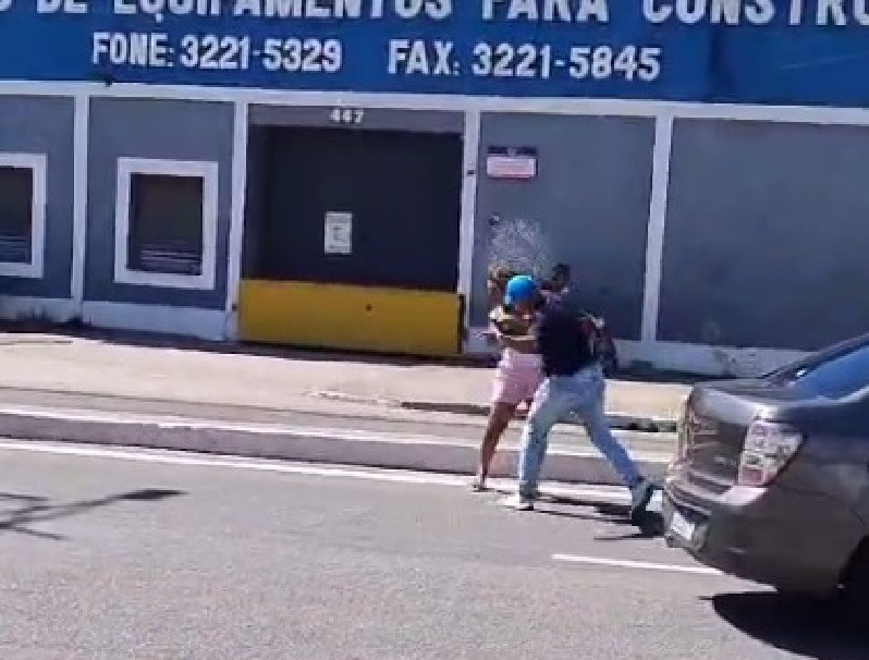 Homem filmado agredindo mulher com garrafa de cerveja em Jaraguá, Maceió, era namorado dela; vítima relatou outras agressões