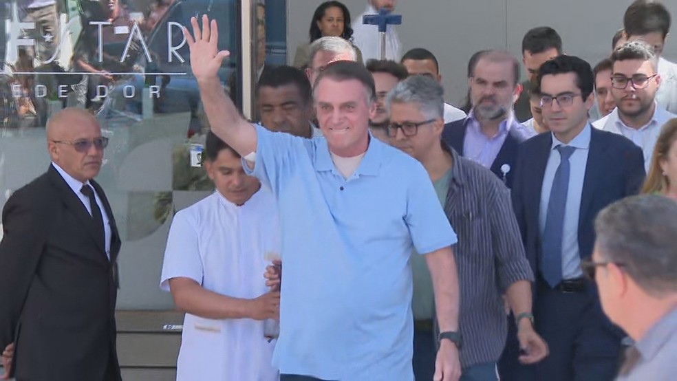 O ex-presidente Jair Bolsonaro deixa o hospital após três semanas em 4 de maio de 2025. — Foto: Reprodução/TV Globo