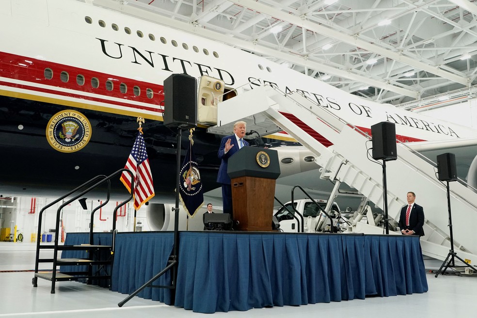 Presidente dos EUA, Donald Trump, discursa em frente ao avião VC-25B Bridge, que será novo Air Force One e foi entregue à Força Aérea norte-americana em 19 de junho de 2026. — Foto: REUTERS/Elizabeth Frantz