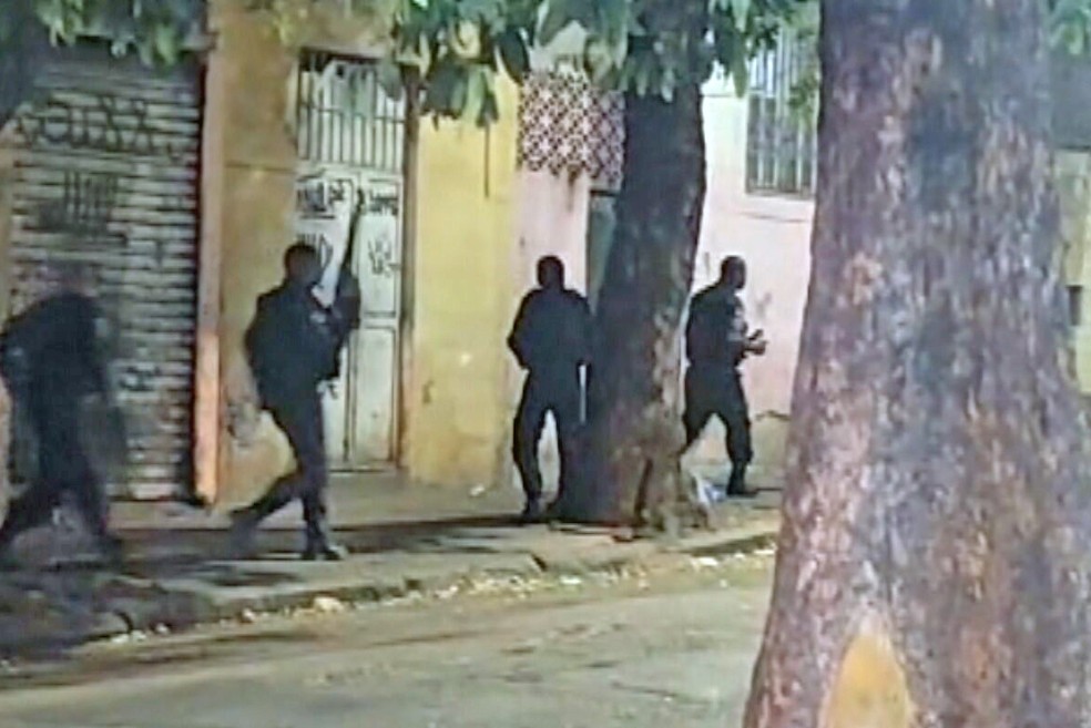 Policiais da UPP foram acionados durante guerra de traficantes no Morro dos Macacos — Foto: Reprodução