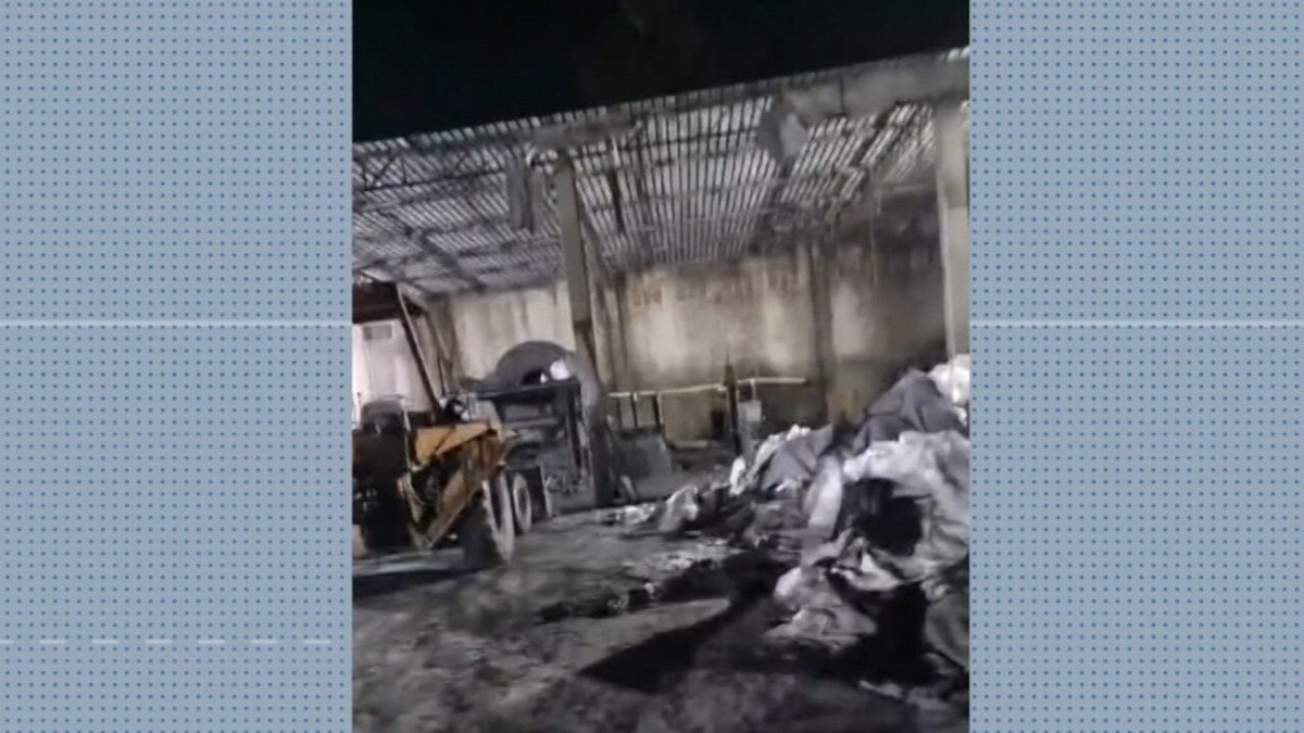 GCM flagra descarte de borras de alumínio no Rio Jaguari, em Itaquaquecetuba