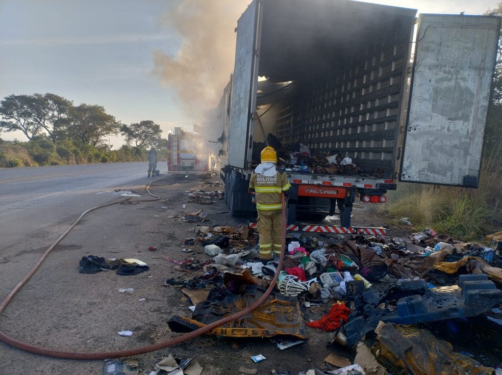 Mercadorias ficaram danificadas — Foto: Corpo de Bombeiros/Divulgação