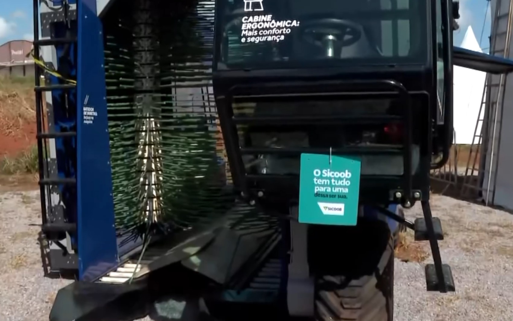Colheitadeira de R$ 1,2 milhão vira destaque na Expocafé e impulsiona negócios no Sul de Minas