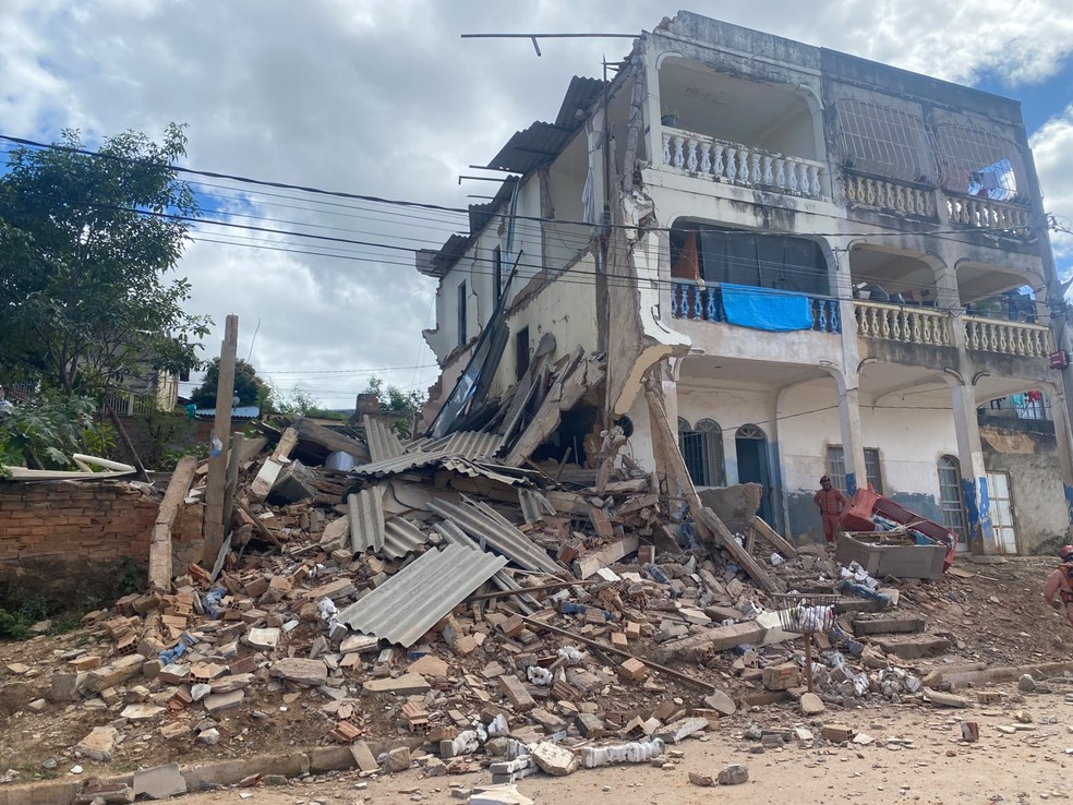 Prédio desaba parcialmente e deixa feridos em Governador Valadares — Foto: David Oliveira/Inter TV dos Vales
