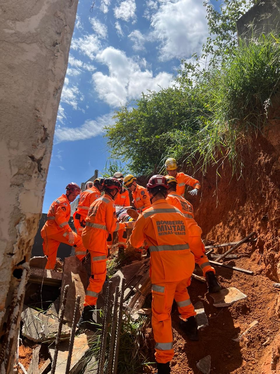 Idoso fica soterrado após barranco deslizar em obra em MG 