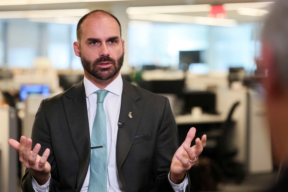 Foto de Arquivo: o deputado Eduardo Bolsonaro conversa com a Reuters sobre seus esforços para pressionar o Brasil a suspender o julgamento de seu pai, o ex-presidente brasileiro de direita Jair Bolsonaro, em Washington, D.C., EUA, em 14 de agosto de 2025 — Foto: REUTERS/Jessica Koscielniak/File Photo