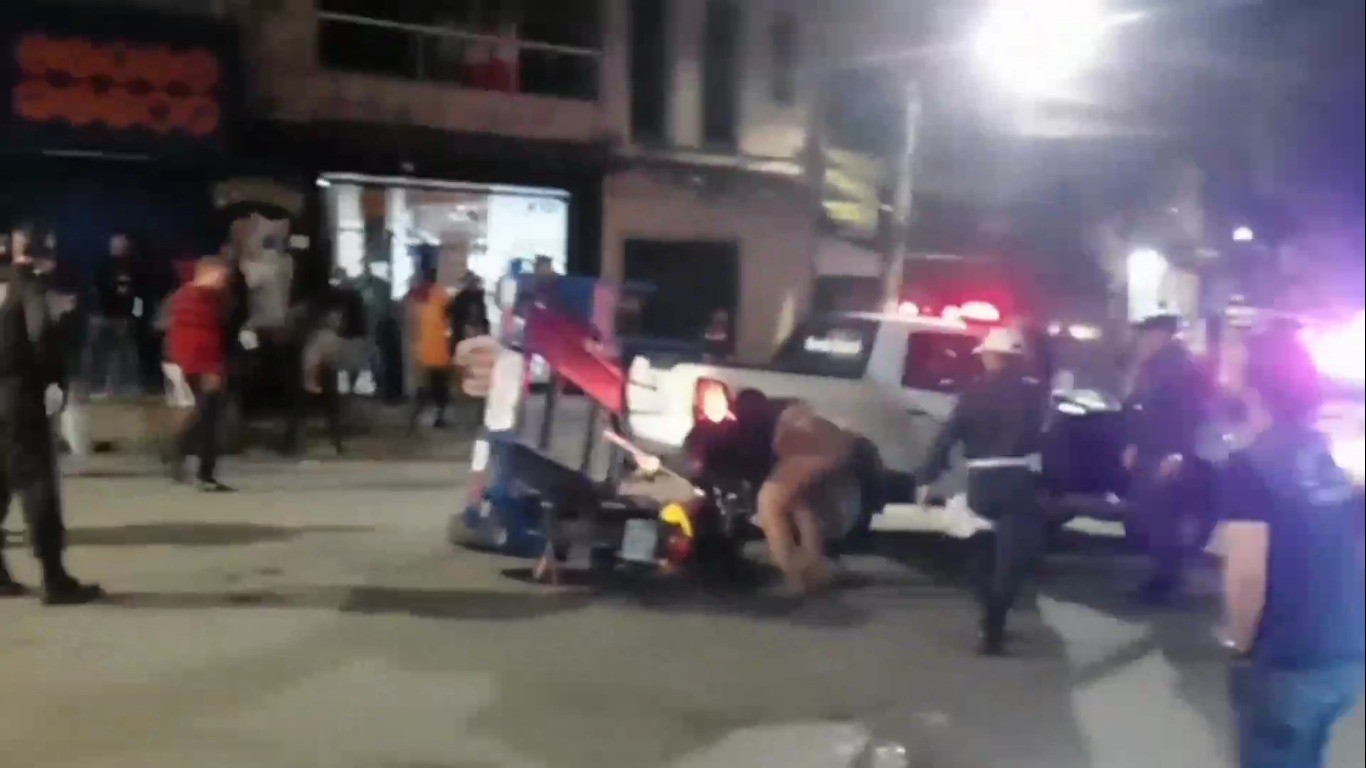 Mulher e jovem são presas após tentarem impedir apreensão de moto e provocar tumulto em Barra Mansa